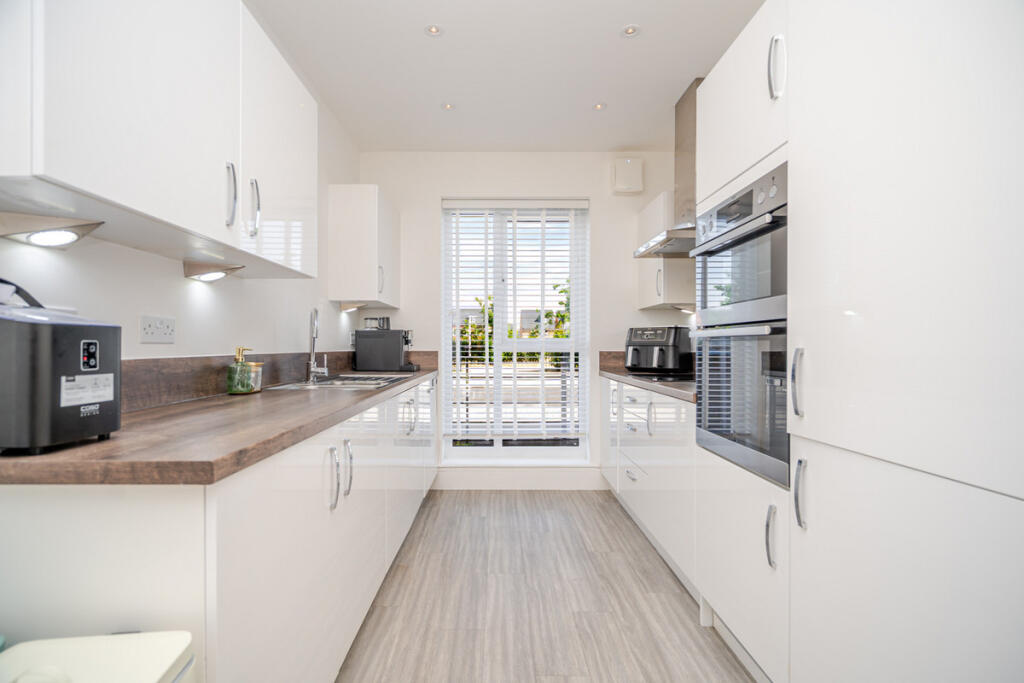 House in Milton Keynes, Brooklands, Broughton and Milton Keynes - View 4