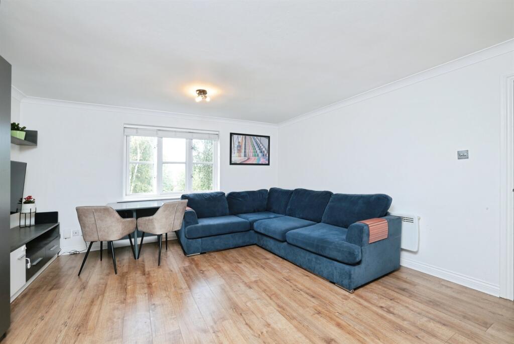 Apartment in Watford, Hertfordshire - View 3