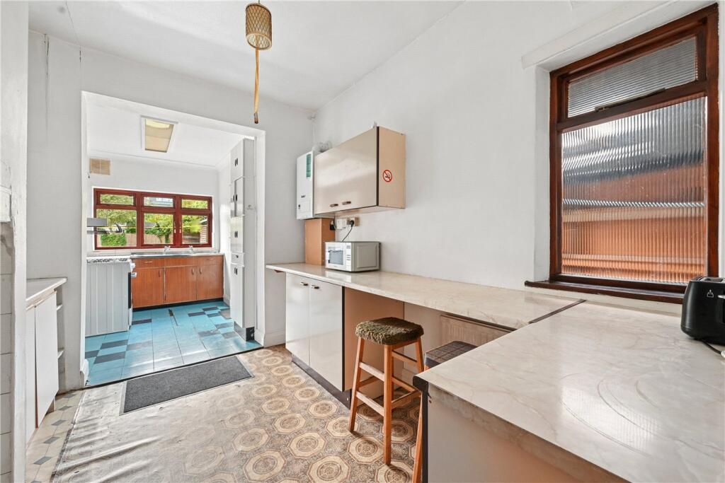 House in London, Willesden Green, Harlesden - More