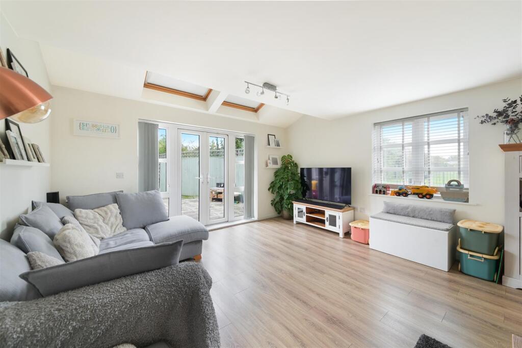 Cotton Close, Mitcham photo 4