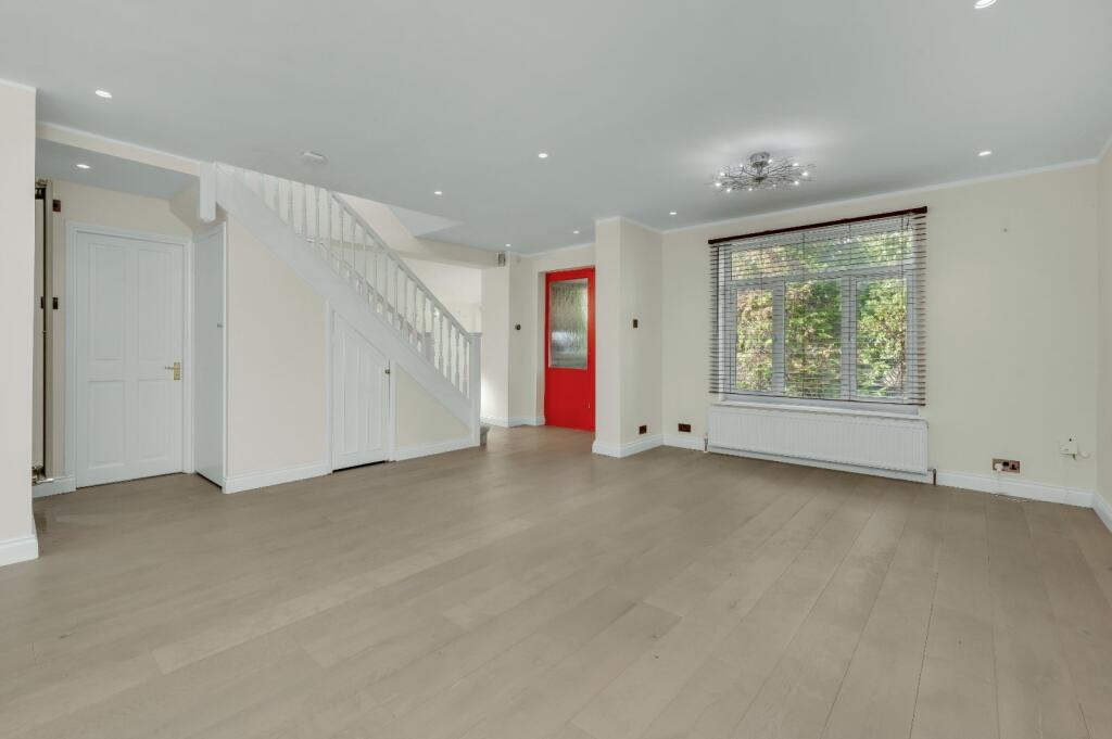 House in Elmbridge, Long Ditton - More