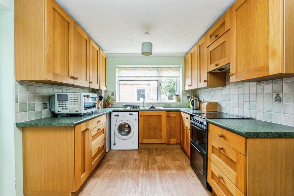 Tavells Lane, SOUTHAMPTON, Hampshire, SO40 photo 3