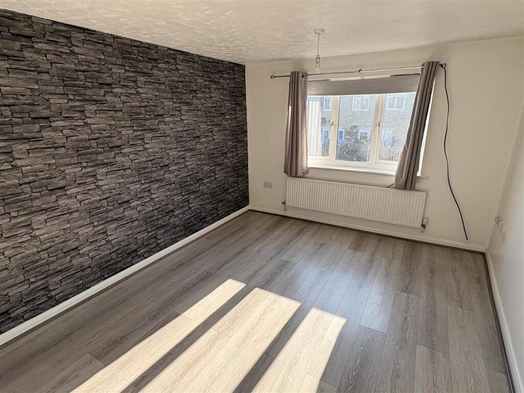 Additional image 3 of Sharket Head Close, Queensbury, Bradford