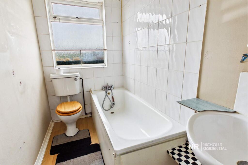 Apartment in Kingston upon Thames - View 4