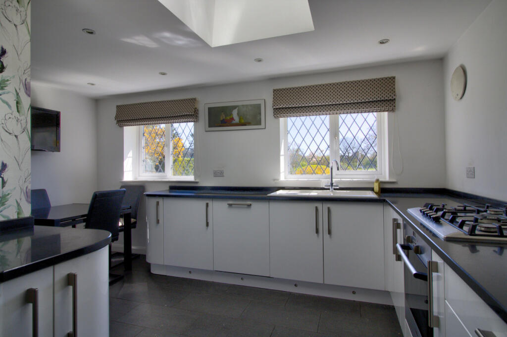 Tinsley Green, Crawley, RH10 photo 4