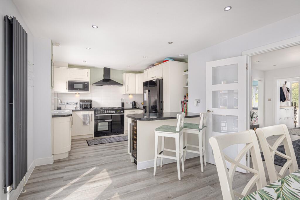 Queens Close, Stansted, Essex, CM24 photo 4