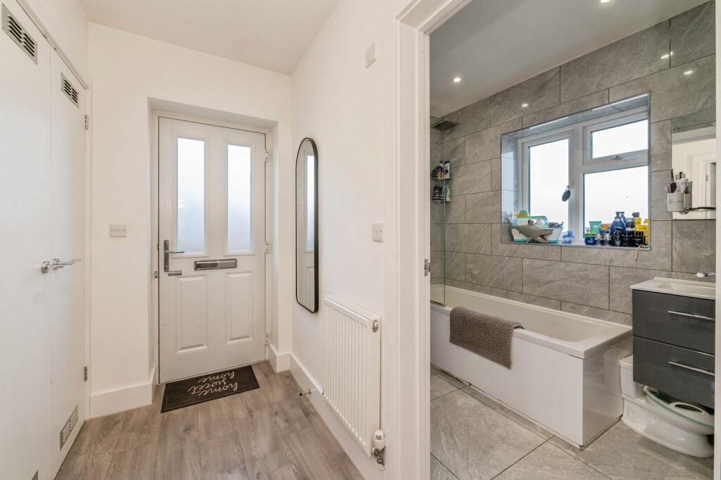 House in Basildon, Vange - More
