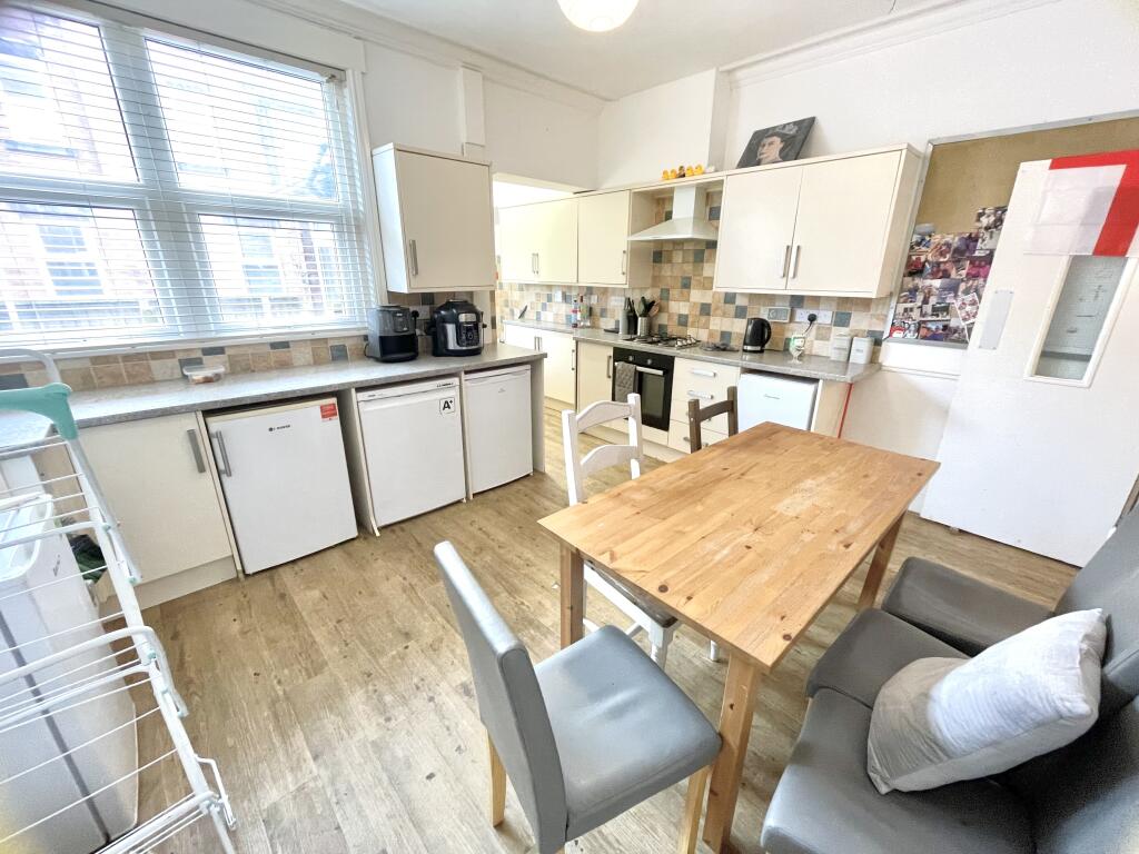 House in Leeds, West Yorkshire - View 3
