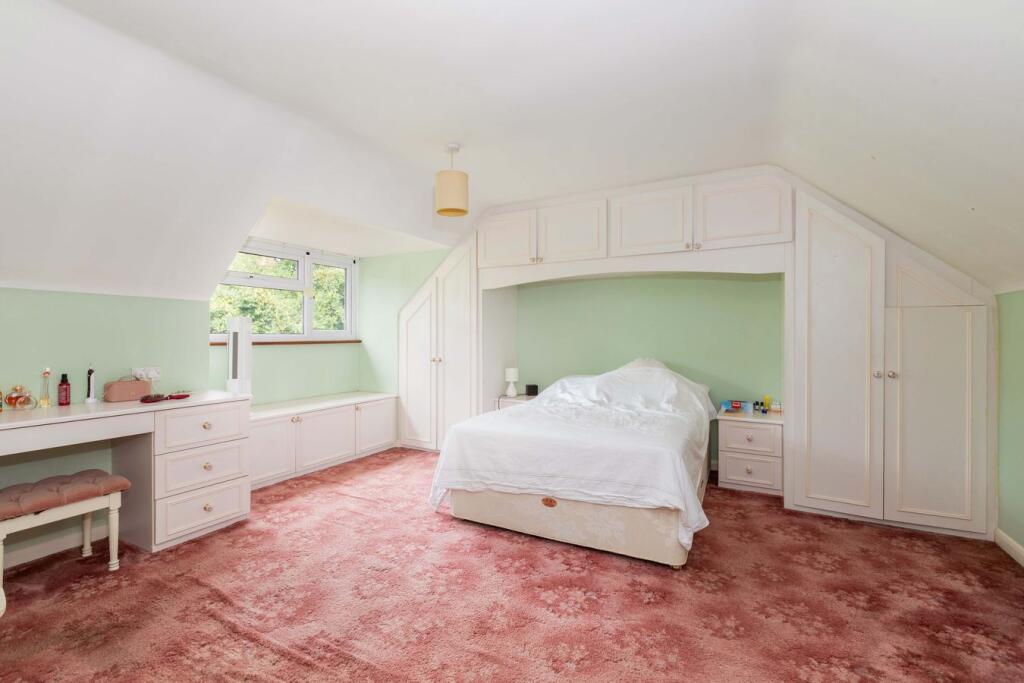 House in Maidenhead, Furze Platt - More