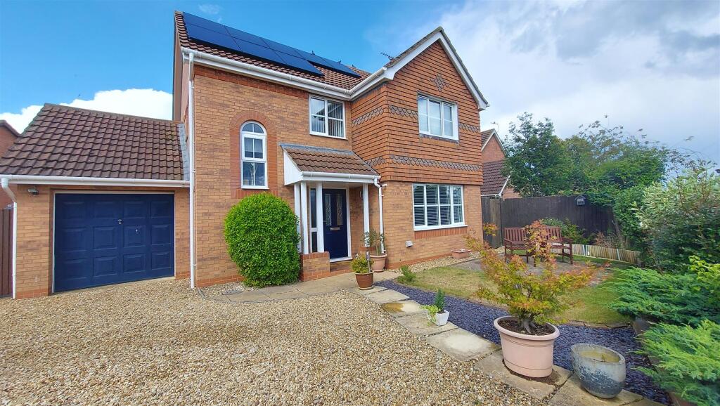 3-bed detached on Betjeman Close, BOURNE, £350,000