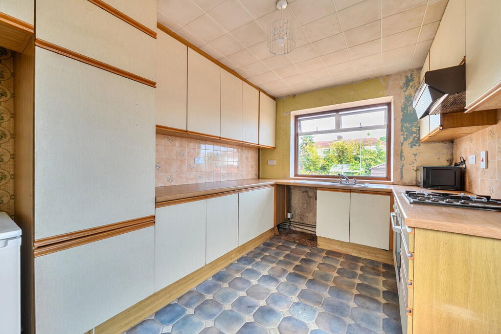 A rare Rainham renovation opportunity with space, history and huge potential. photo 4