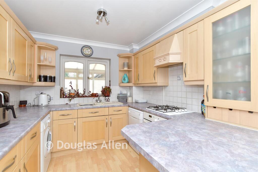 House in Basildon, Wickford - View 3