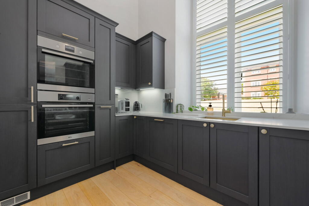 Apartment in Reigate and Banstead, Surrey - View 5
