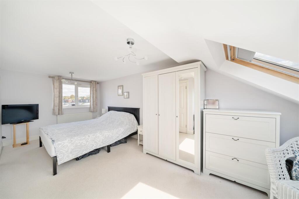 House in London, Cottenham Park, Raynes Park - View 5