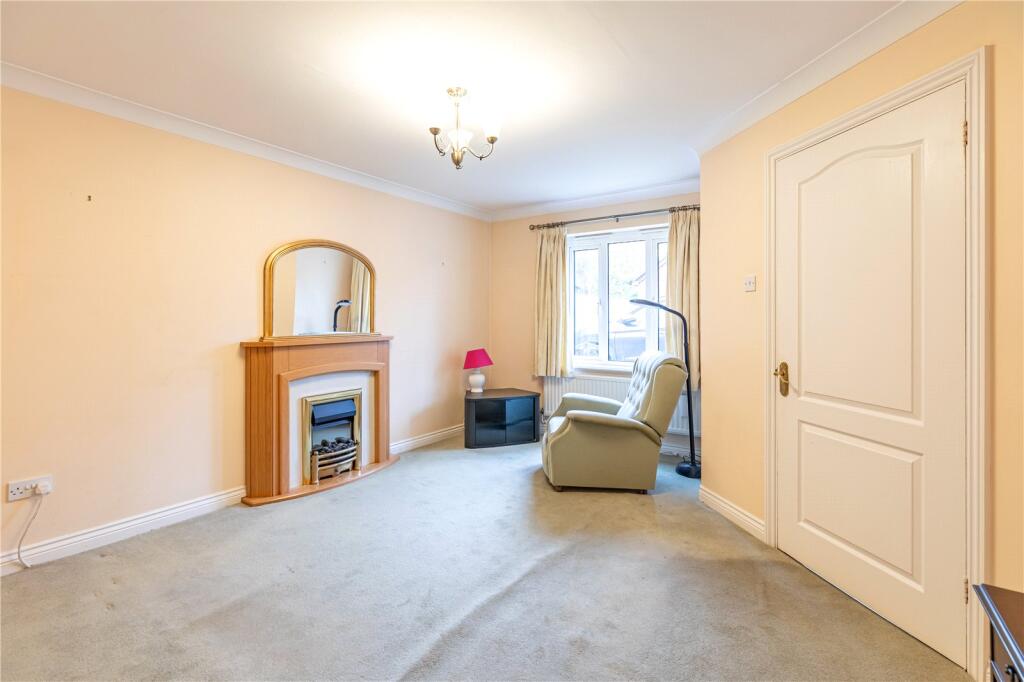 Wyvern Close, Devizes, Wiltshire, SN10 photo 4