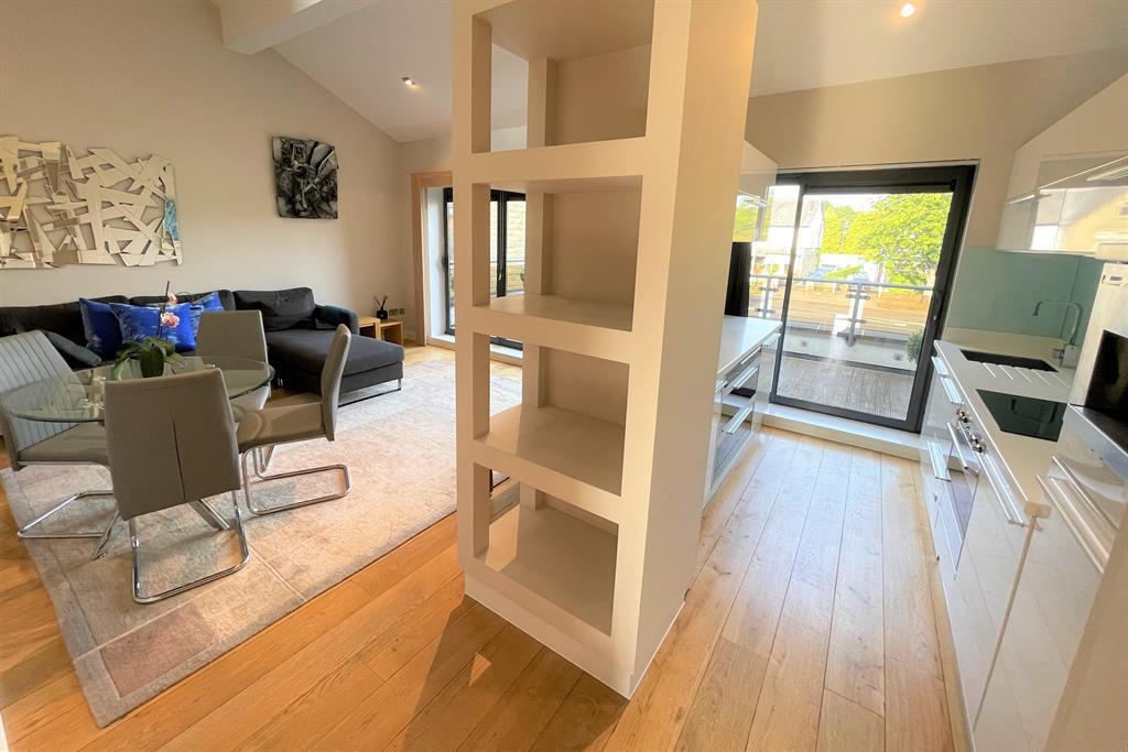Apartment in Leeds, Primley Park, Alwoodley - View 2
