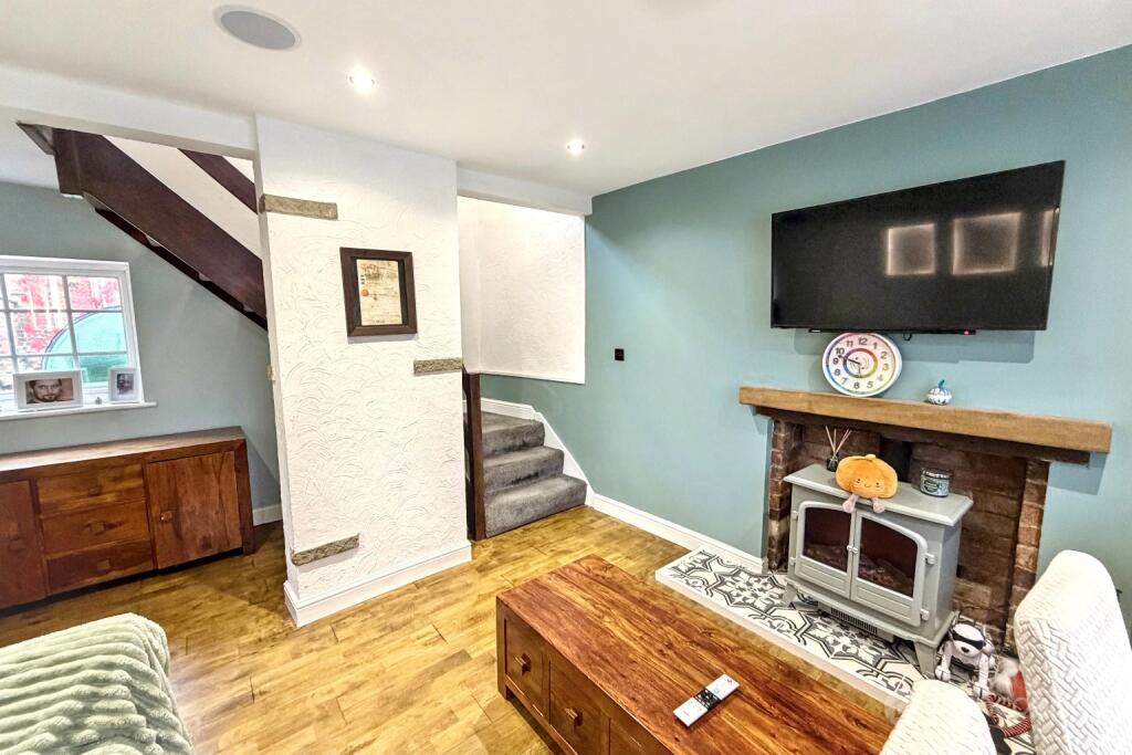 House in Nuneaton and Bedworth, Bulkington - More