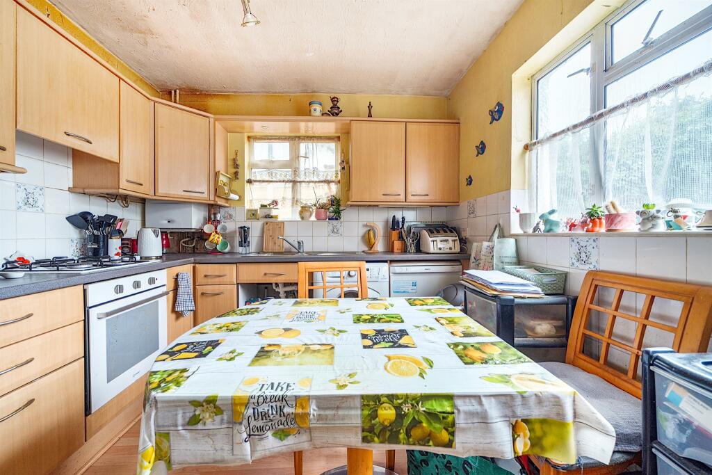 Desborough Crescent, Maidenhead photo 2