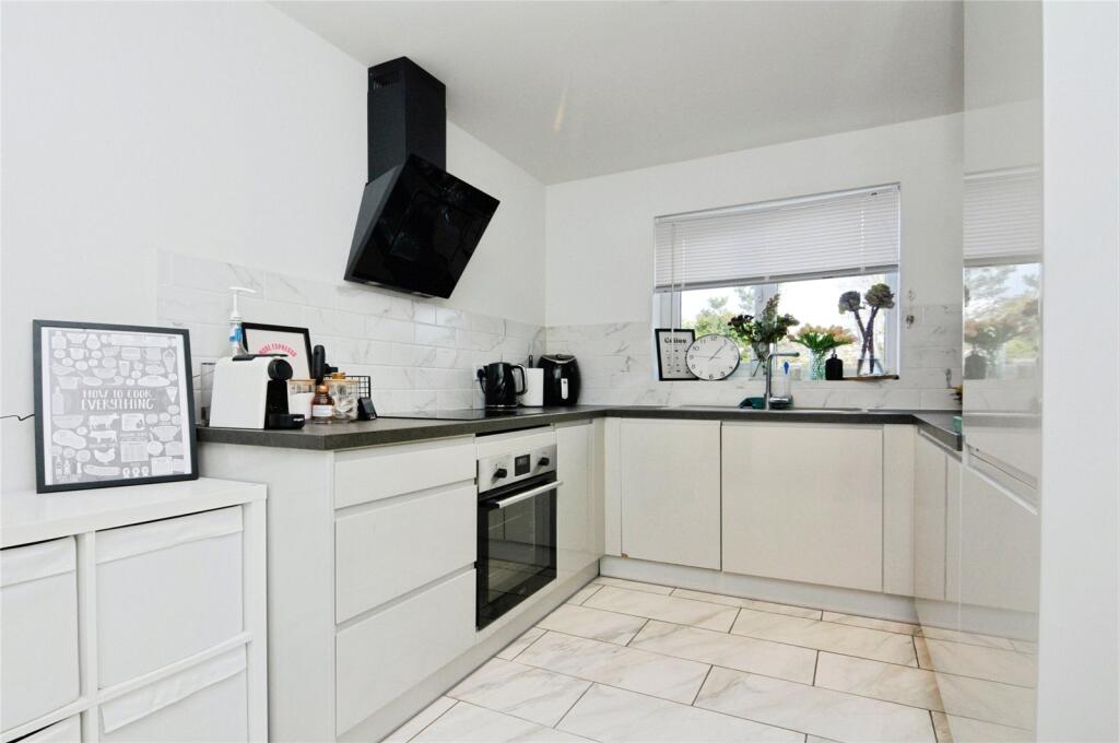 Firsgrove Road, Warley, Brentwood, Essex, CM14 photo 2