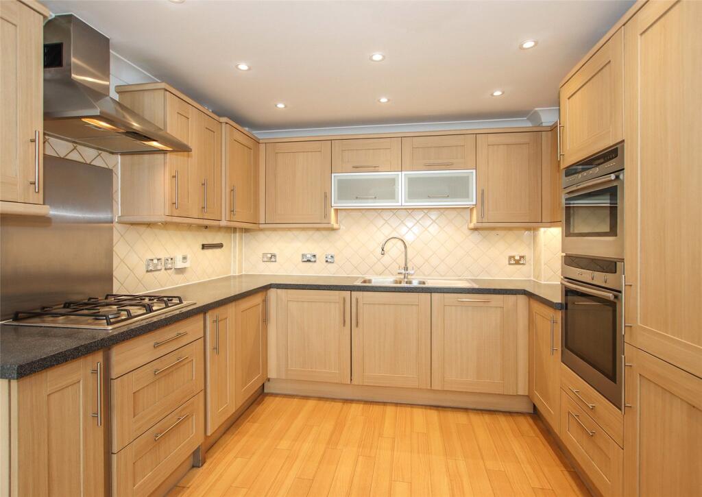 Londesborough Place, Lymington, Hampshire, SO41 photo 2