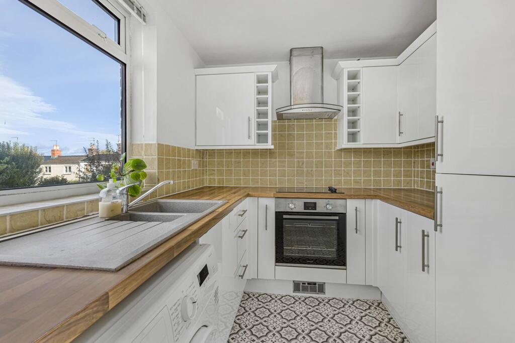 Apartment in Gloucester - View 3