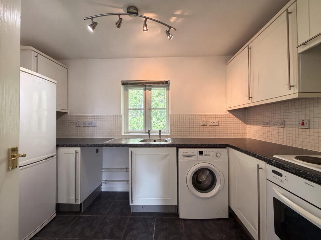 Apartment in Stratton St Margaret, Lower Stratton - View 5