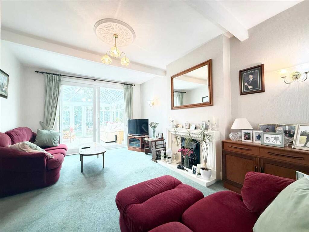 *MARINE ESTATE * Western Road, Leigh on Sea photo 3