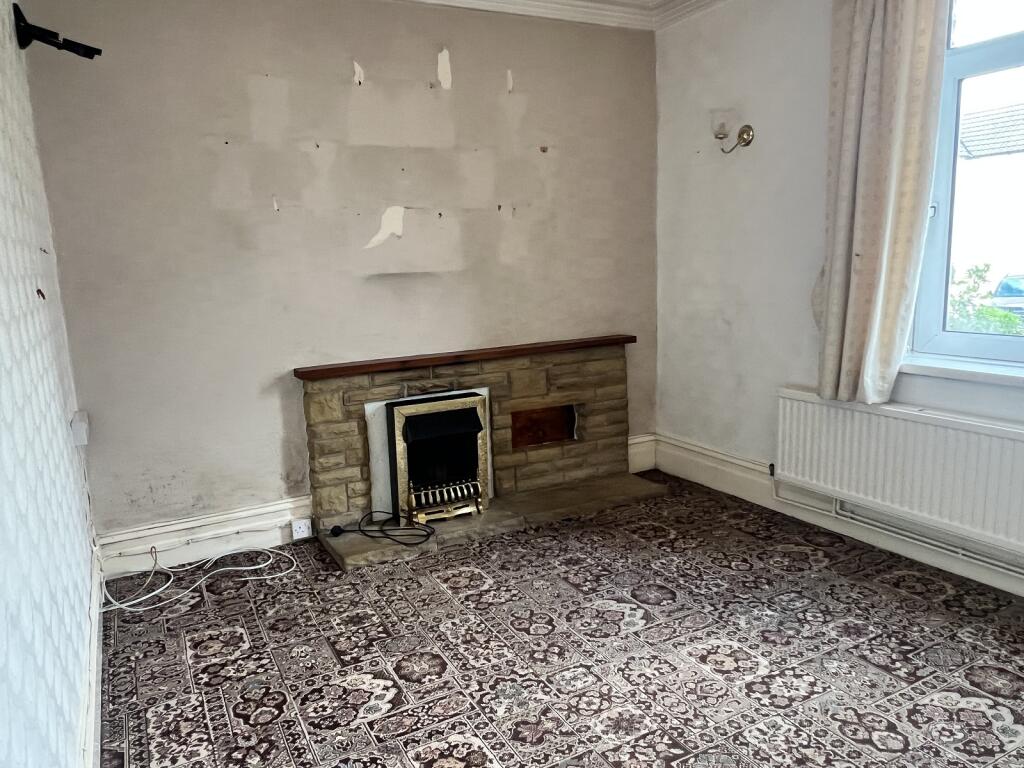 House in Gwauncaegurwen, Neath Port Talbot - More