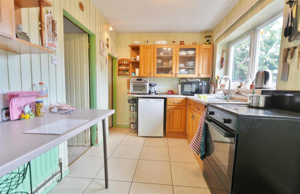 House in Slough, Cippenham - More
