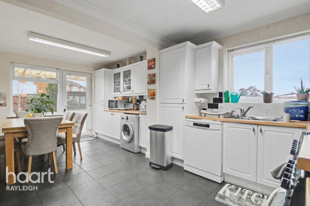 House in Southend-on-Sea - More