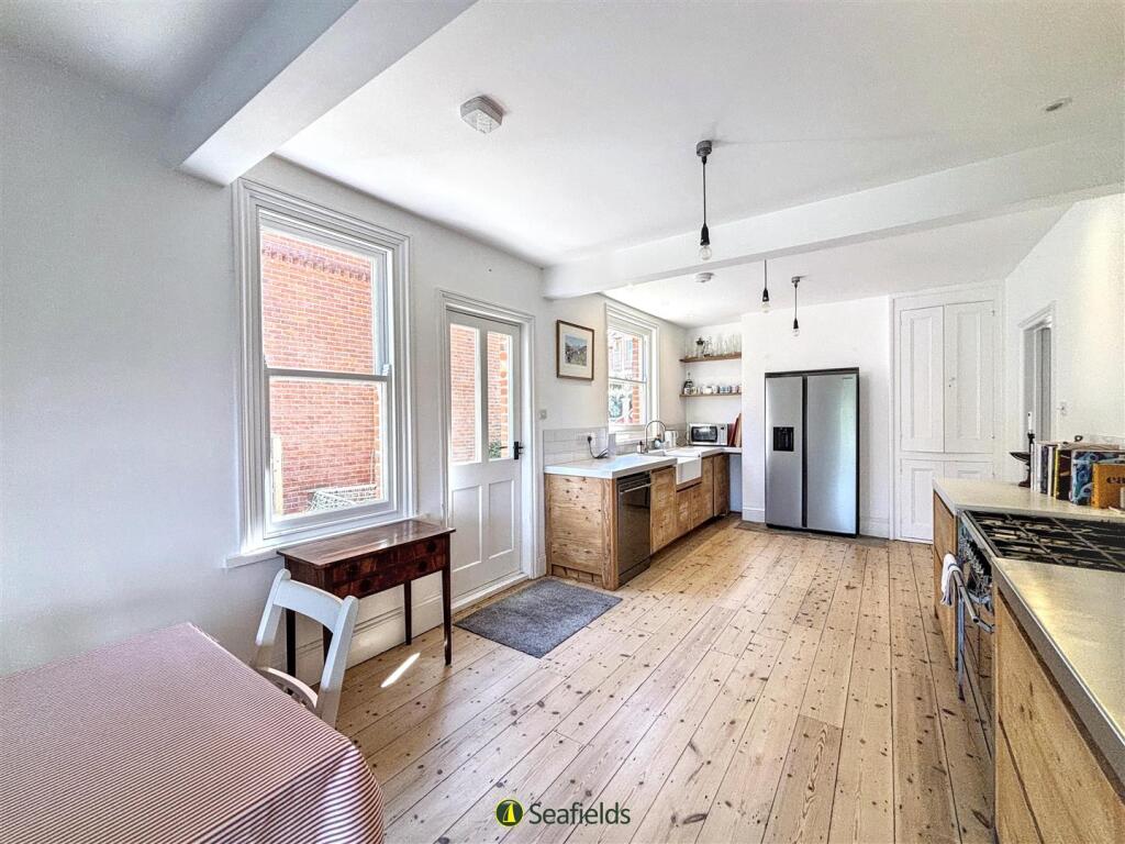 House in Portsmouth, Nettlestone and Seaview - More