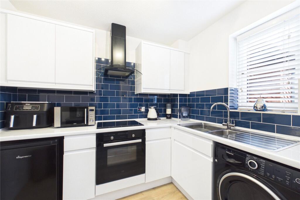 Christy Court, Tadley, Hampshire, RG26 photo 2