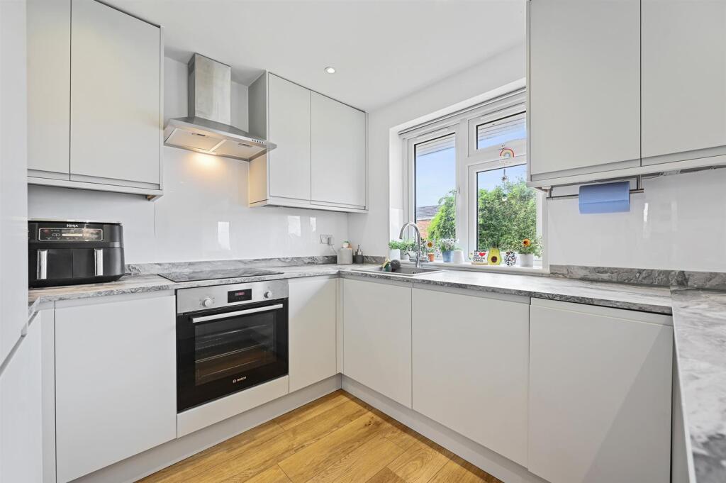 Apartment in Borehamwood, Elstree and Borehamwood - View 4