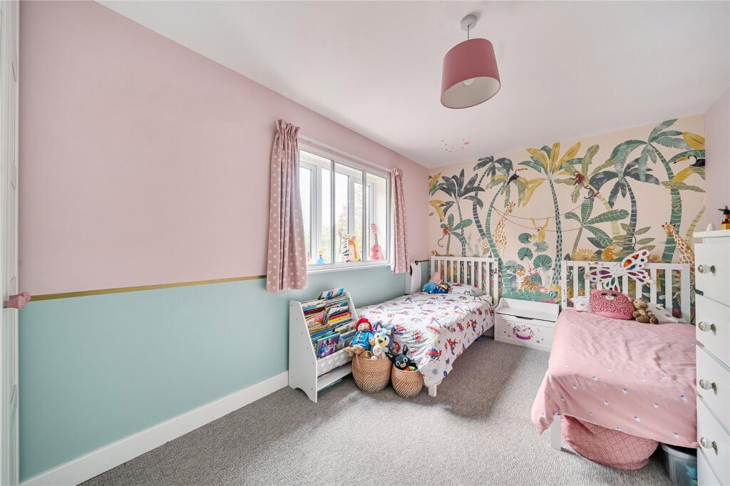 Apartment in Elmbridge, Hersham - More