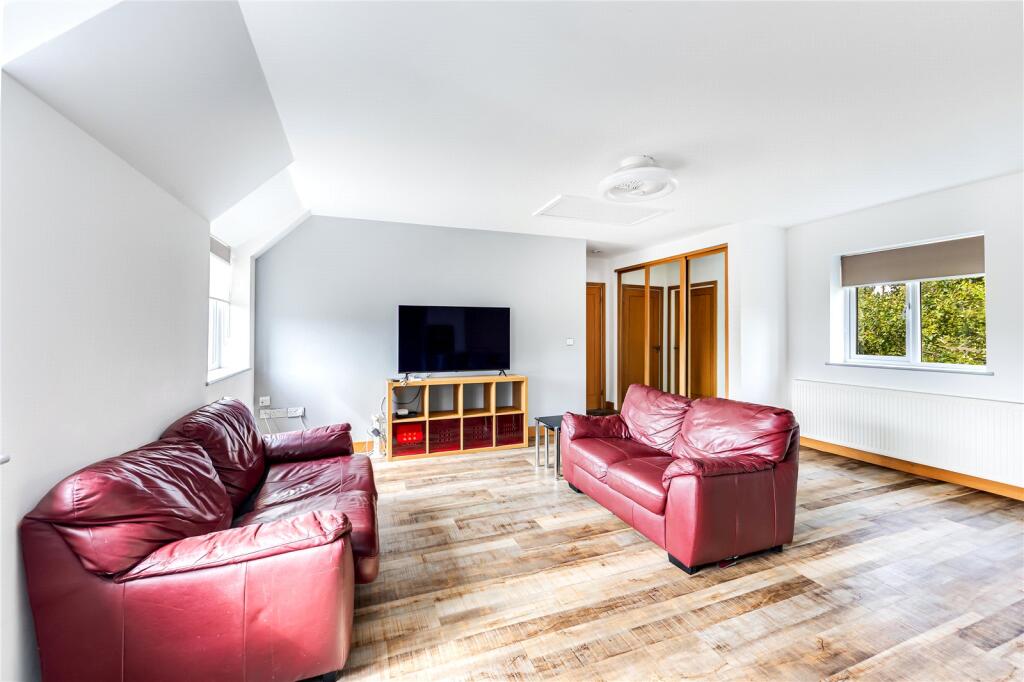 Apartment in Toddington, Central Bedfordshire - View 3