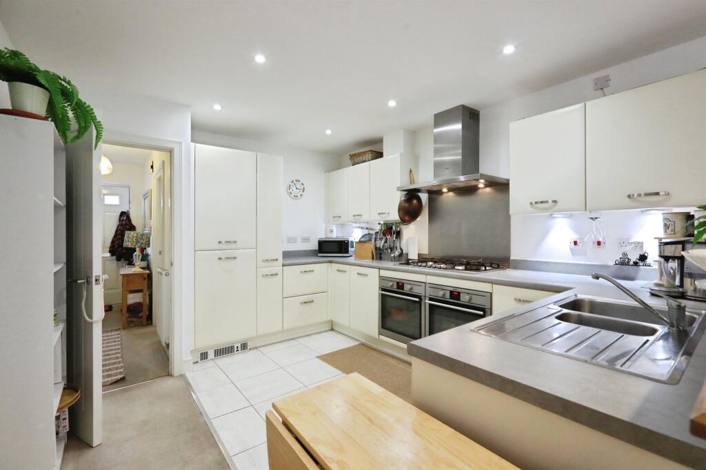 House in Gloucester - View 4