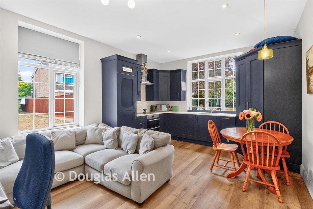 Apartment in London, Elm Park - View 3
