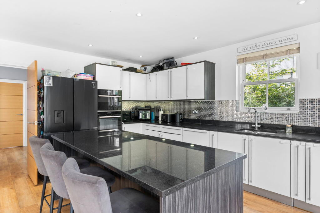 House in Reigate and Banstead, Lower Kingswood - View 4