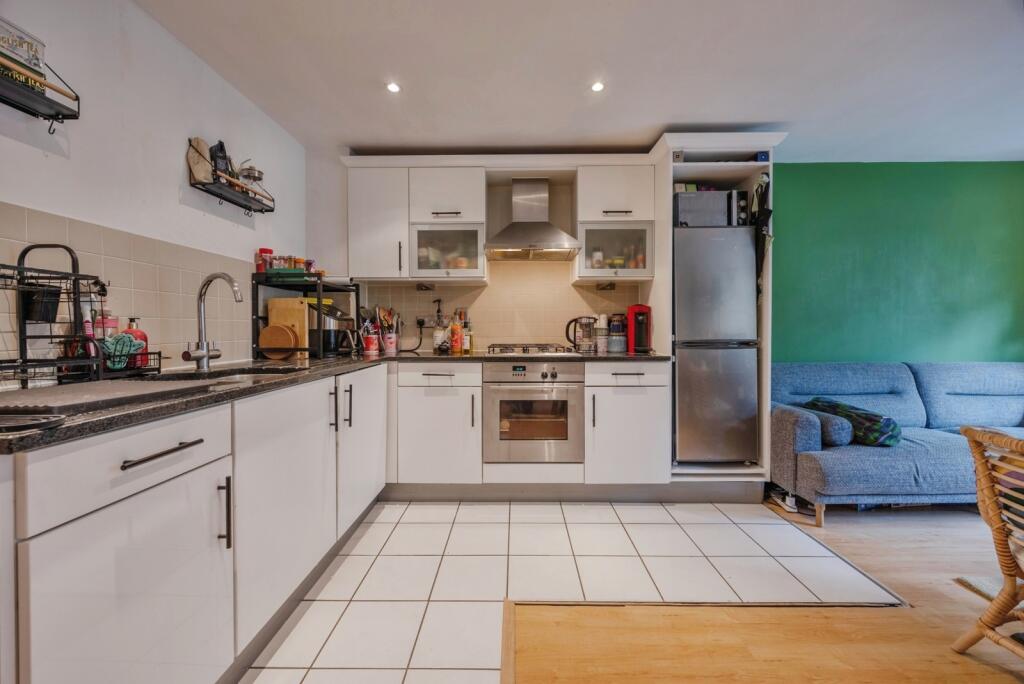 Apartment in Croydon - View 3