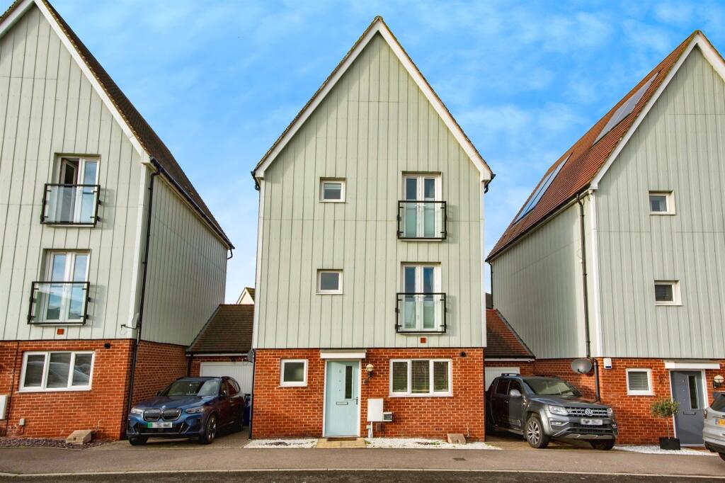 4-bed house on Woodside Close, Grays, £475,000