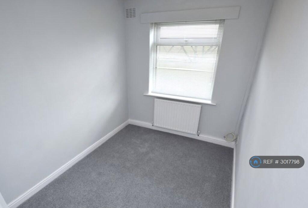 Apartment in Bury, Rainsough, Heaton Park - View 3
