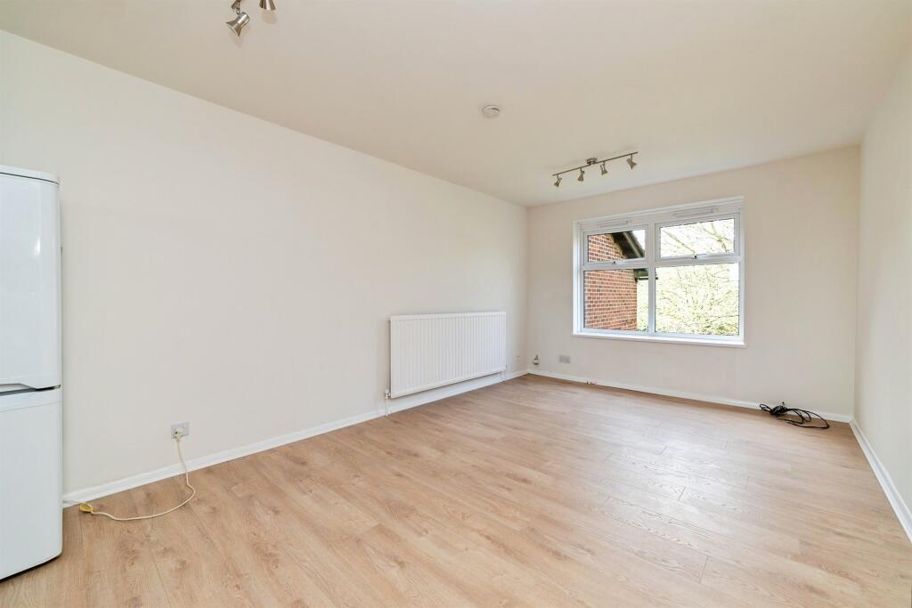 Apartment in Welwyn Garden City, Haldens - View 5