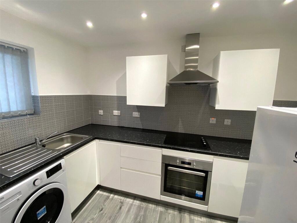 Apartment in Manchester, Curry Mile, Rusholme - View 5