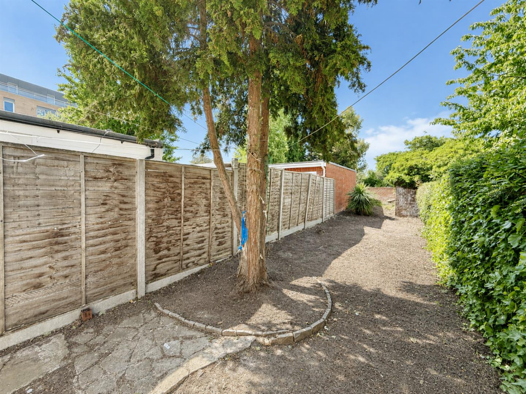 House in Twickenham - More