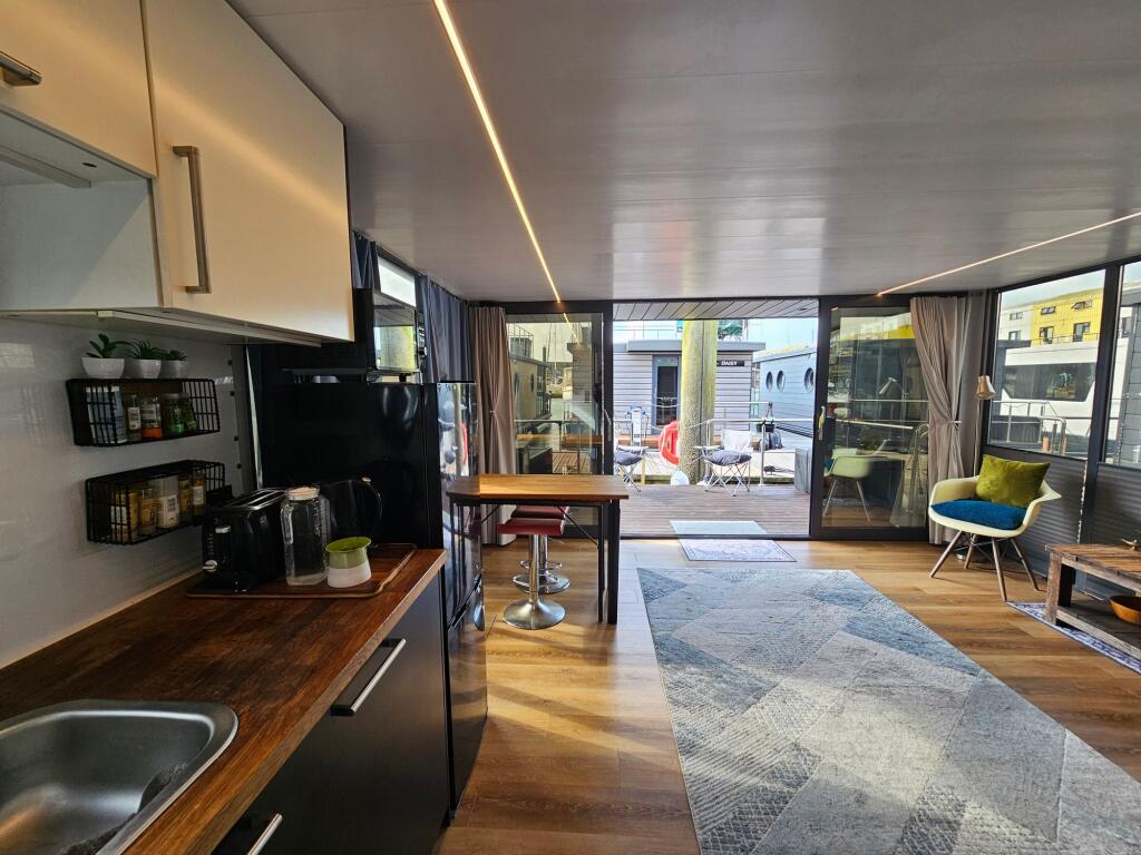 Waterlodge 5, Floating Home, Brighton, BN2 photo 4