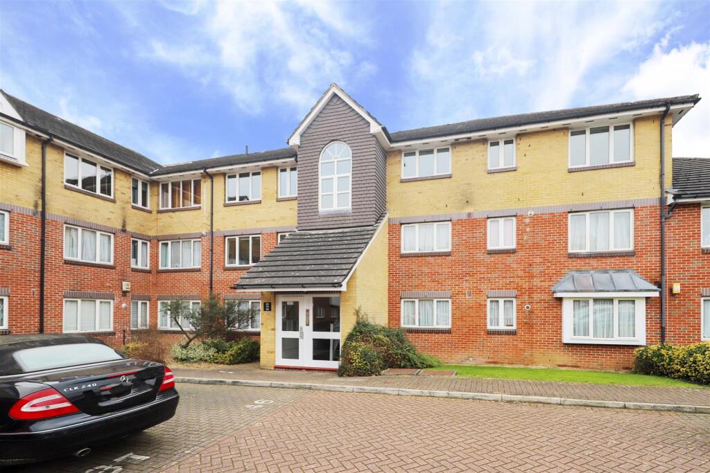1-bed flat on 621 Uxbridge Road, Pinner, £230,000