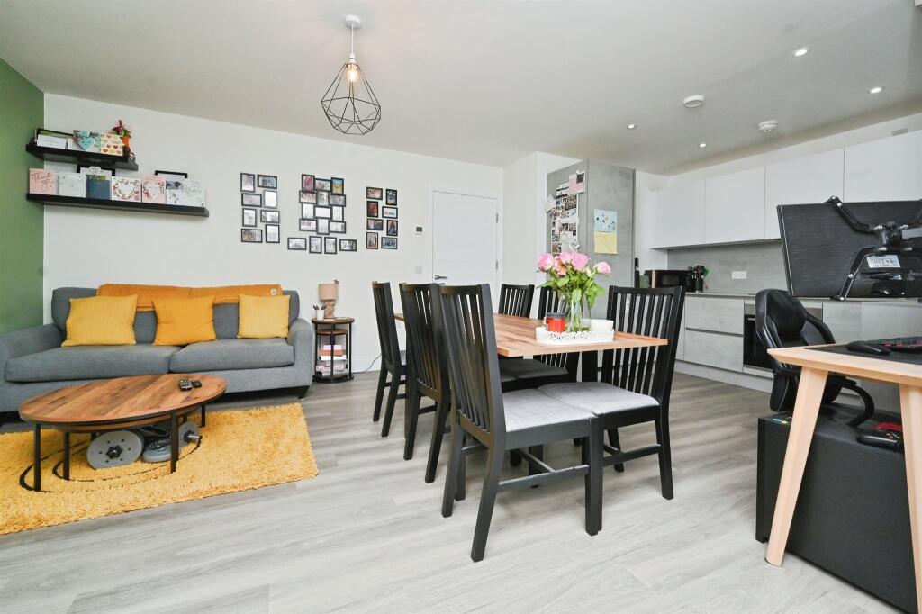 Apartment in Three Rivers, Abbots Langley - View 2