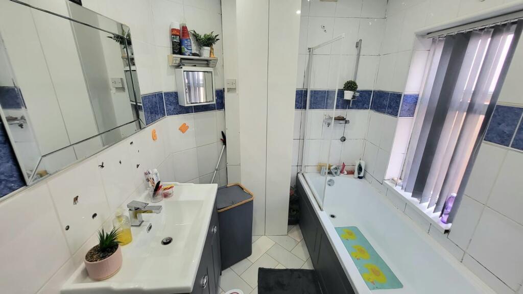 3 bedroom semi-detached house for rent