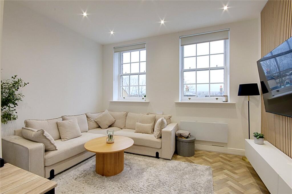 Apartment in Enfield, Enfield Island Village, London Borough of Enfield - More