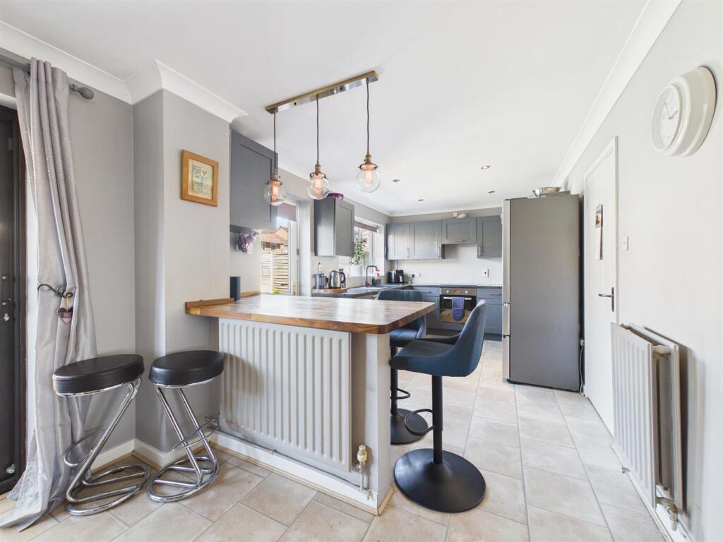 Foxleigh Crescent, Longlevens, Gloucester - View 3